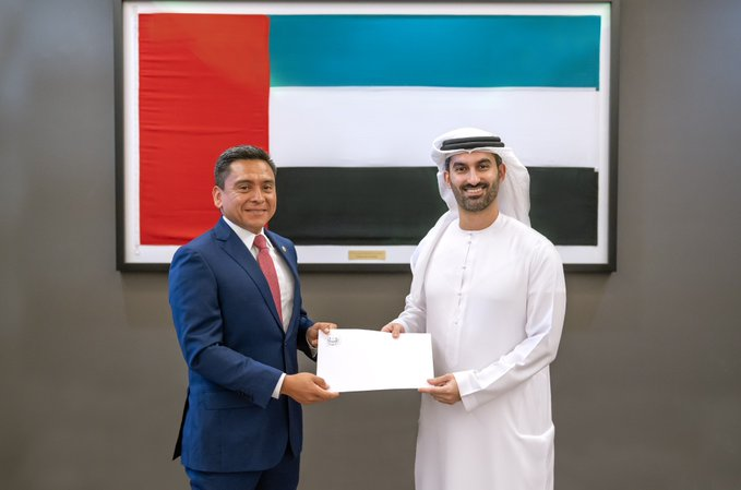 El nuevo embajador de El Salvador en Abu Dhabi junto al subsecretario del Ministerio de Asuntos Exteriores de EAU. (X)