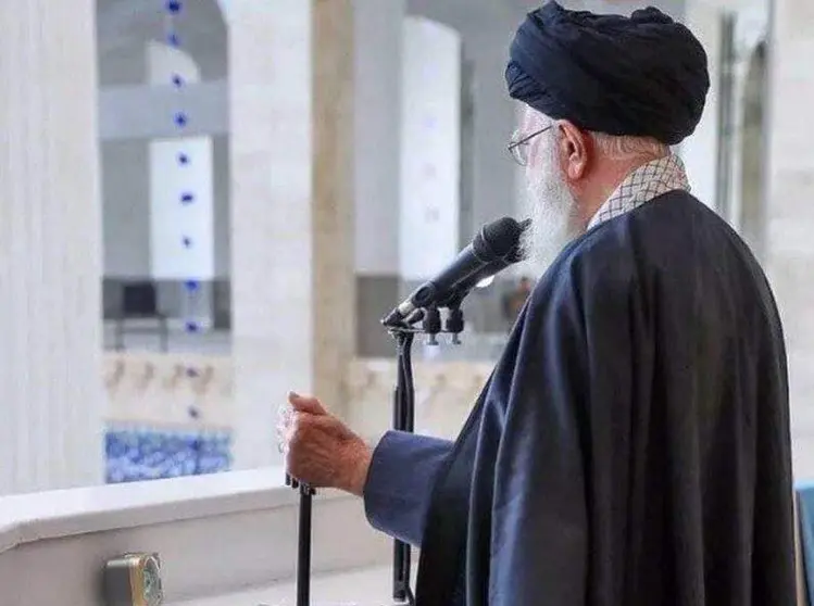 El ayatolá iraní con su fusil. (X)
