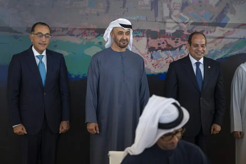 Los presidentes de Egipto y EAU, primero y segundo por la derecha, presencian la firma del acuerdo. (WAM)