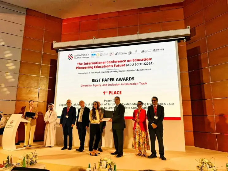 En primer término, Aida Tarifa recibe el galardón por su trabajo educativo en Abu Dhabi. (Cedida)