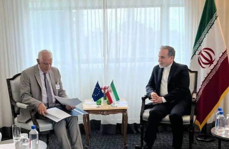 El ministro de Exteriores de Irán junto al representante de la Unión Europea. (X)