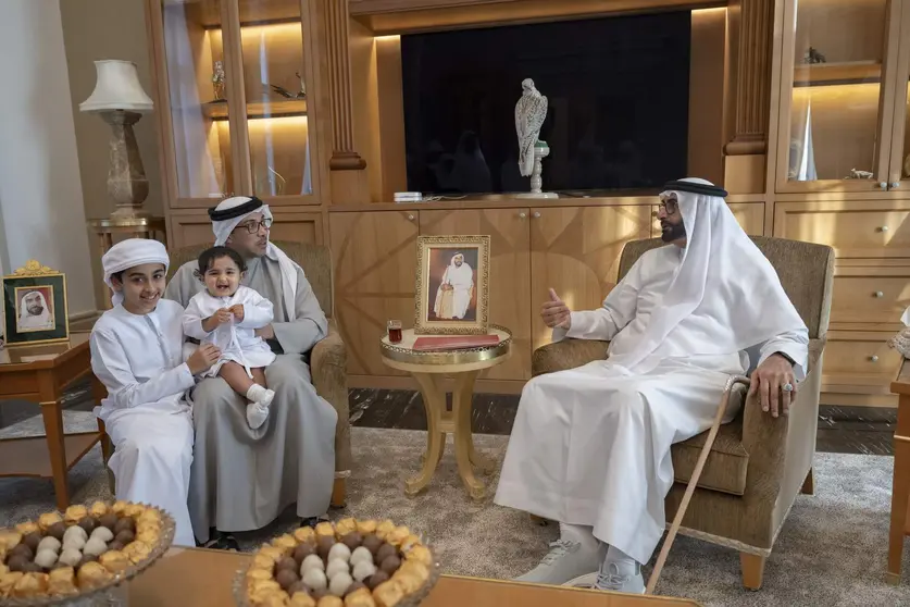El jeque Mansour bin Zayed a la izquierda en la imagen con familiares de Al Bowardi a la derecha. (WAM)