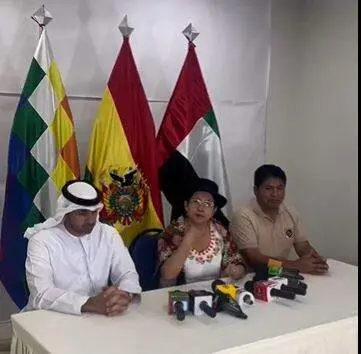 El embajador de Emiratos Árabes Unidos en Perú, Ibrahim Salem Al Alawi, la canciller boliviana Celinda Sosa y el viceministro de Bolivia Juan Carlos Calvimontes. (X)