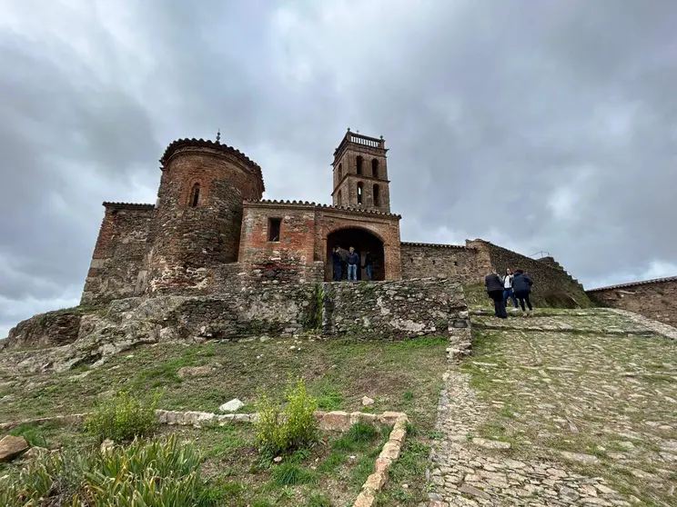 La mezquita de Almonaster es un conjunto histórico y artístico de un valor excepcional, por ser la única mezquita andalusí que se ha conservado casi intacta en España en una zona rural. (EL CORREO)