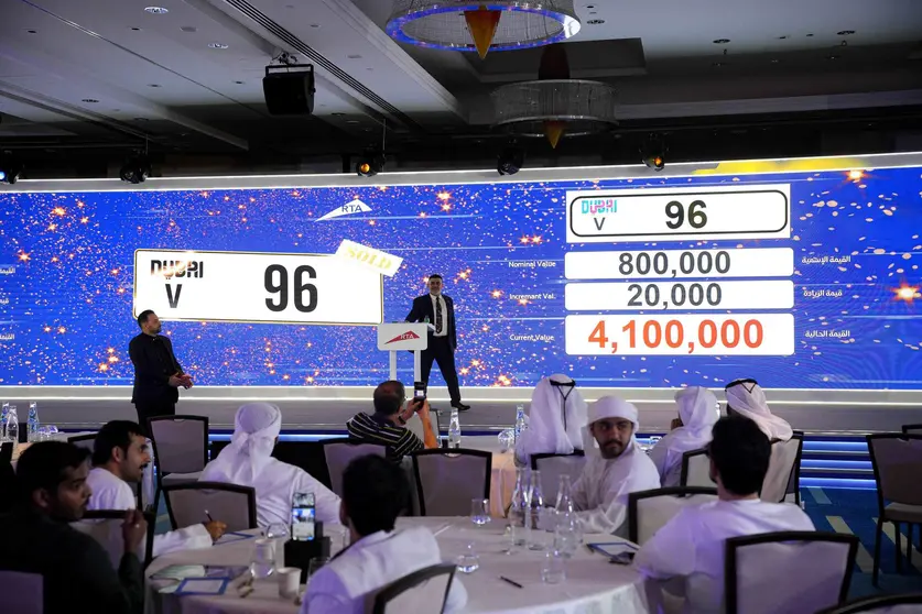 Una imagen de la subasta de matrículas en Dubai. (WAM)