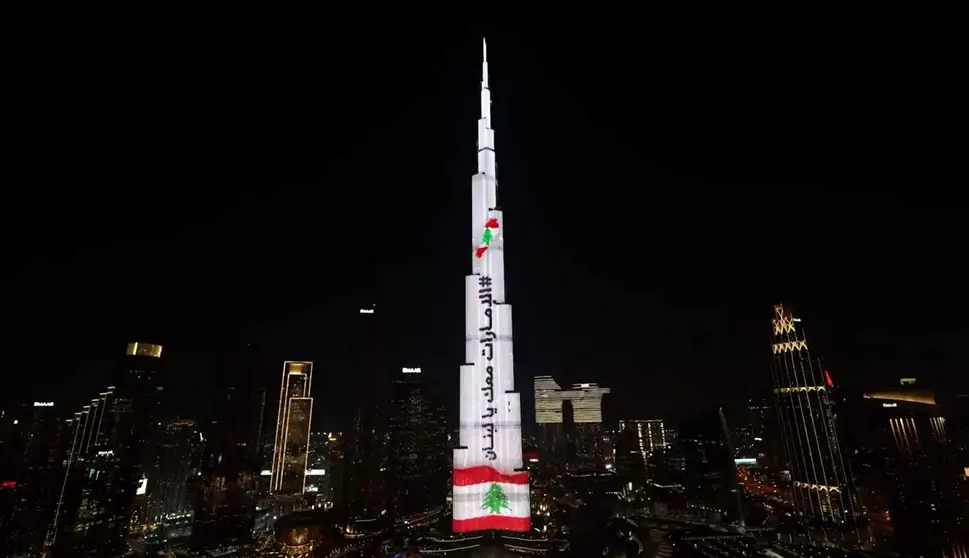 El burj Khalifa de Dubai iluminado con la bandera del Líbano. (WAM)