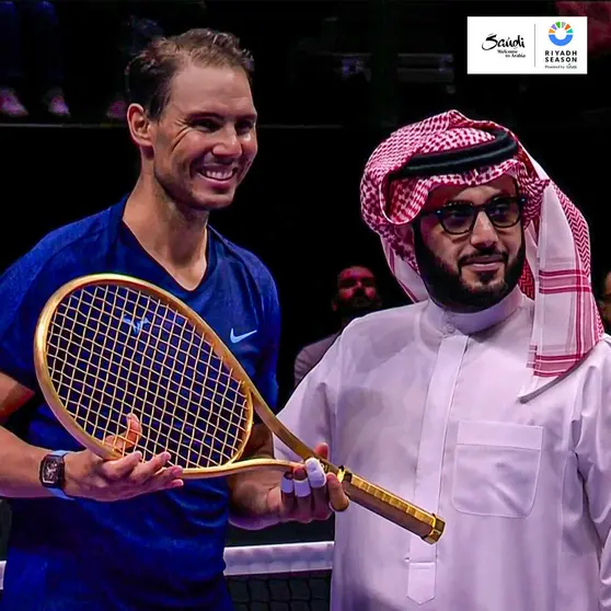 Nadal con su raqueta de oro. (X)