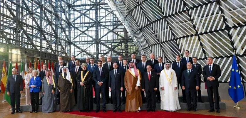 Foto de familia de la primera cumbre Unión Europea y  Consejo de Cooperación del Golfo. (X)