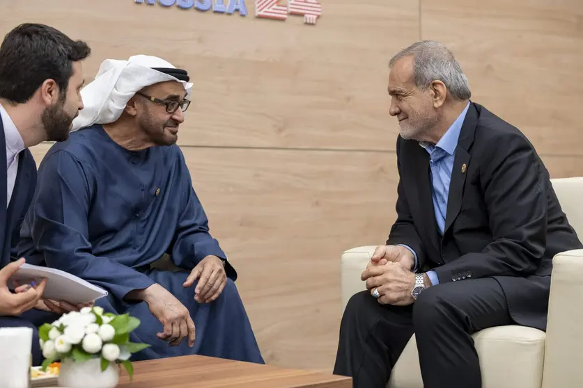 El presidente de EAU junto a su homólog de Irán. (WAM)
