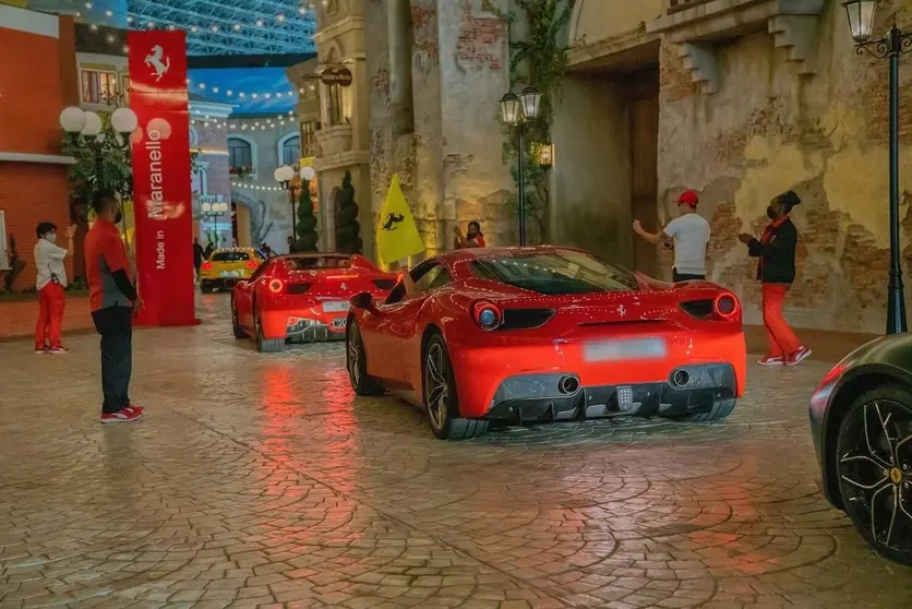Coches partipantes en el desfile. (X)