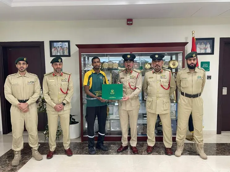 El homenaje al trabajador indio por su honradez. (Dubai Police)