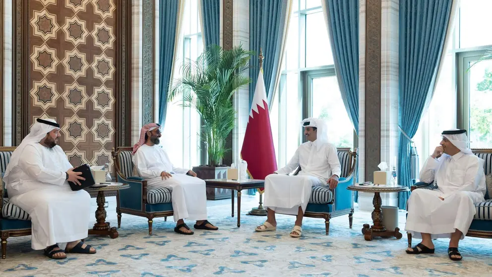 El jeque Tahnoon bin Zayed Al Nahyan (segundo por la izquierda) junto al emir de Qatar. (WAM)