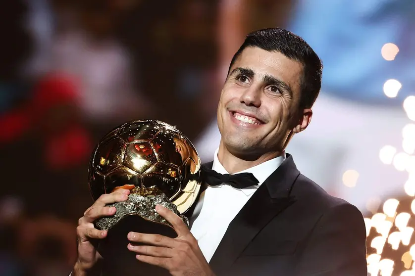 El madrileño Rodri con el Balón de Oro. (WAM)