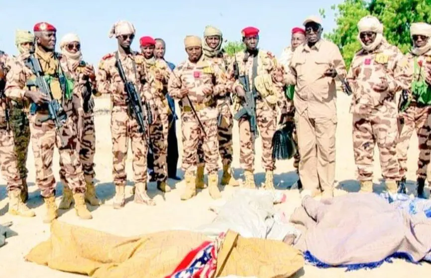 Militares de Chad ante las víctimas del atentado. (X)