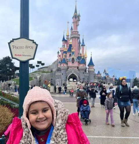 Una niña con problemas de salud en un parque Disney. (WAM)