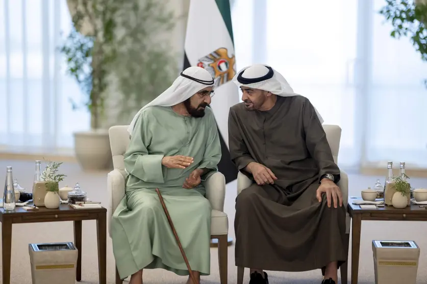 A la derecha el presidente de EAU juntoa al vicepresidente y gobernante de Dubai. (WAM)