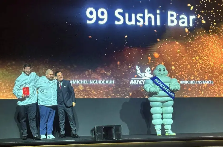 Los responsables culinarios de 99 Sushi Bar reciben la Estrella Michelin en el Emirates Palace. (Cedida)