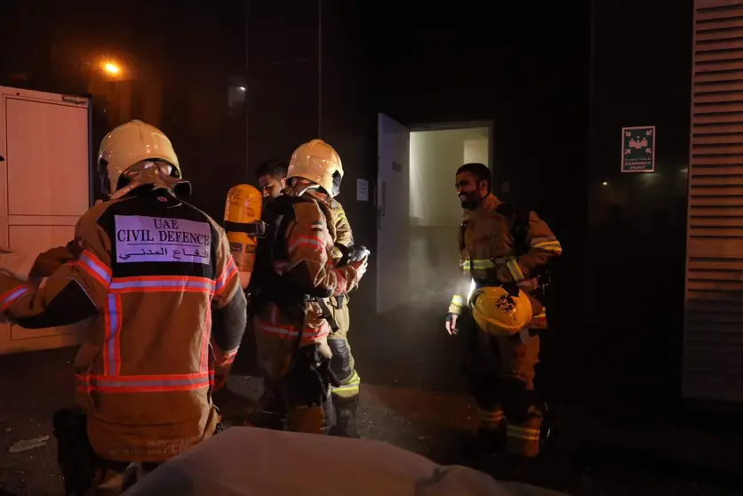 Bomberos en el lugar del siniestro. (Dubai Media Office)