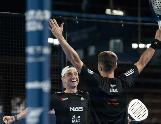 Integrantes de la Selección de Pádel de EAU celebran una victoria en el Mundial de Qatar. (X)