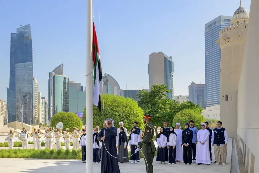 El presidente de EAI iza la bandera en Abu Dhabi. (WAM)