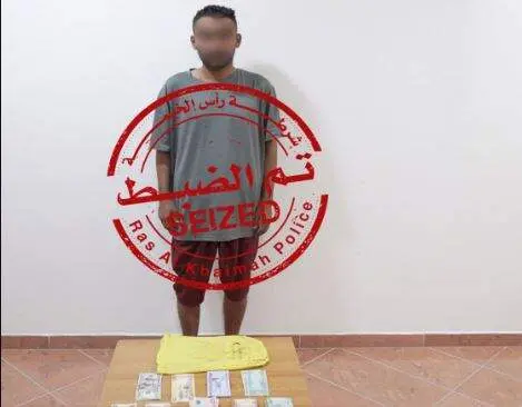El sospechoso detenido en una imagen de la Policía de RAK. (X)