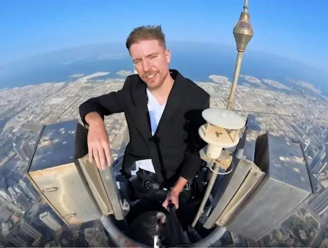 MrBeast en lo alto del Burj Khalifa. (X)
