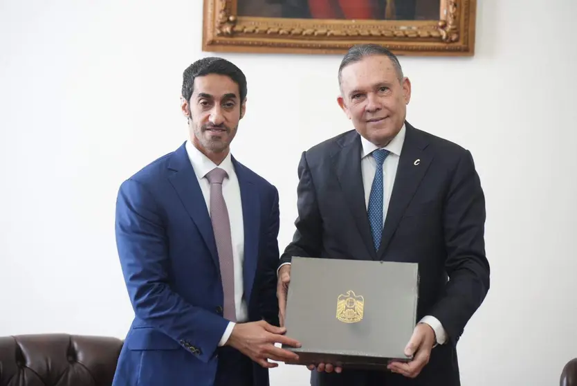 A la derecha, el presidente del Senado colombiano junto al embajador emiratí. (Gobierno de Colombia)