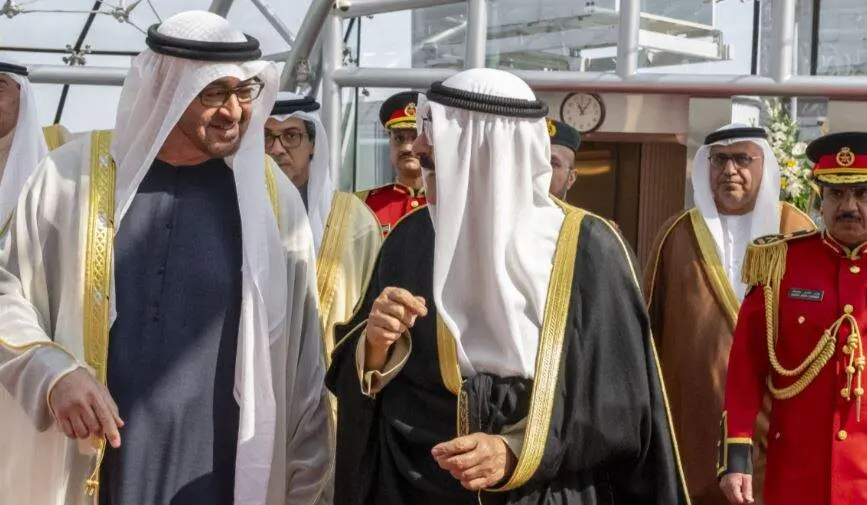 El presidente de EAU a la derecha junto al emir de Kuwait. (WAM)