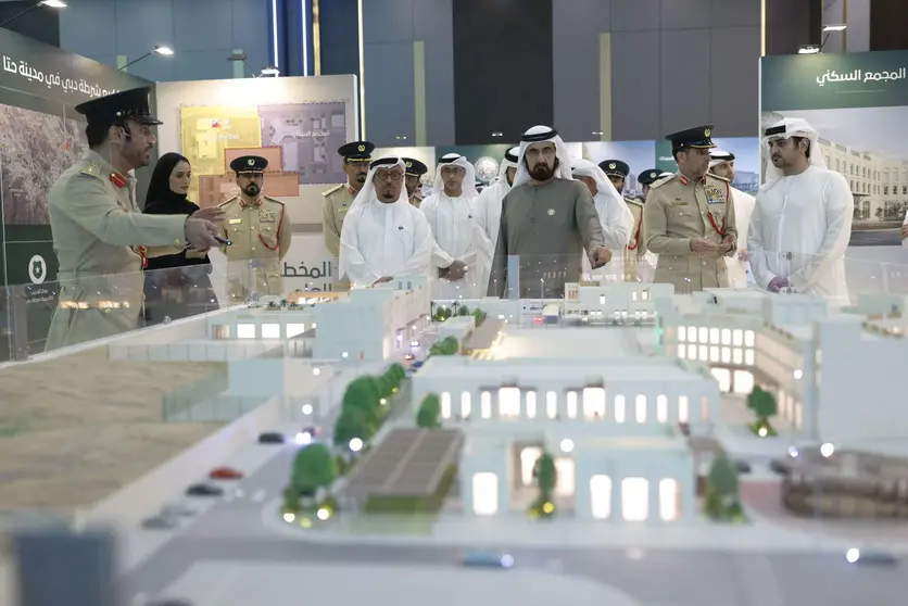 El gobernante de Dubai revisa el plan de mejora de la policía. (WAM)