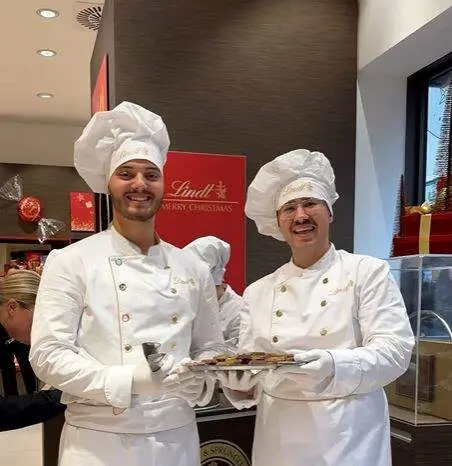 Degustación de chocolate de Dubai en una tienda de Lindt en  Düsseldorf. (Instagram)