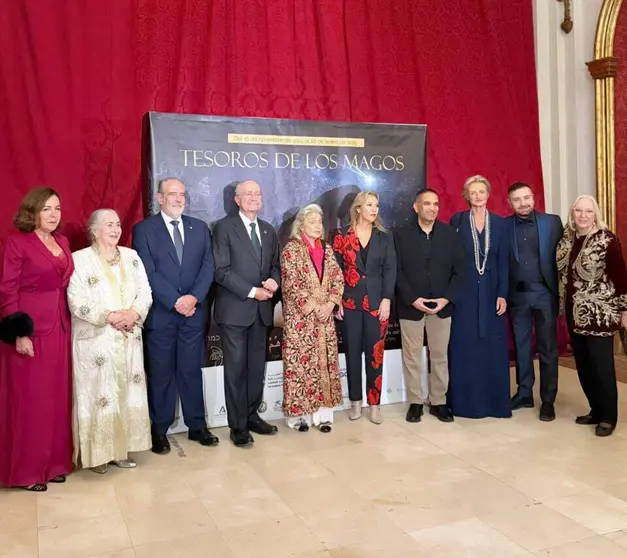 Autoridades durante la inauguración de la exposición. (WAM)
