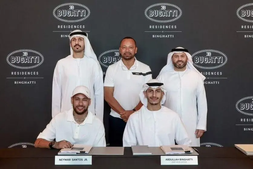 Un momento de la firma de venta del apartamento. (X)