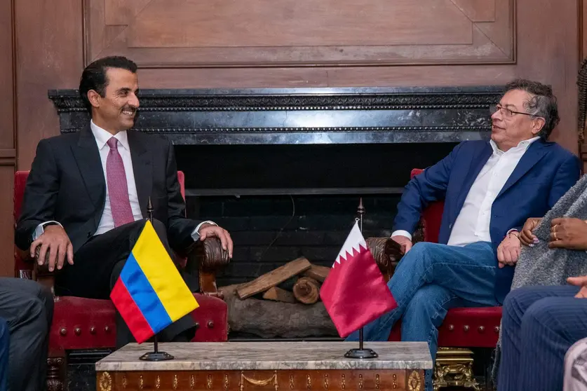 Al Thani -izquierda- y Petro, durante su encuentro en Bogotá. (@petrogustavo)