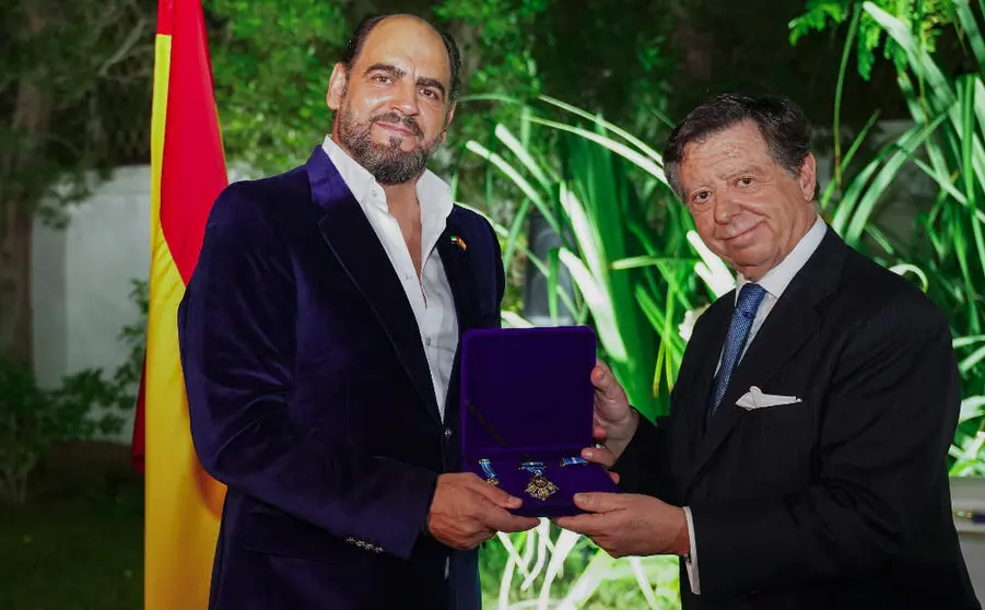 Arturo Manso -izquierda- recibe de manos del embajador de España la Cruz de la Orden del Mérito Civil. (Manaf Abbas