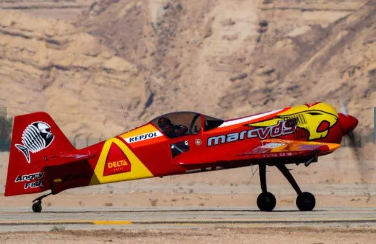 El piloto español a los mandos del avión. (Fuente externa)