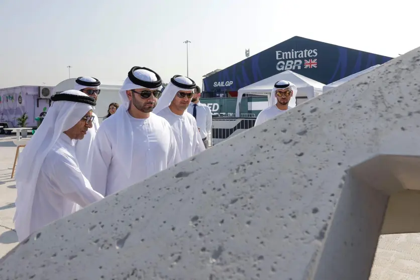 Funcionarios observan la gran estructura para regenerar arrecifes. (Dubai Media Office)