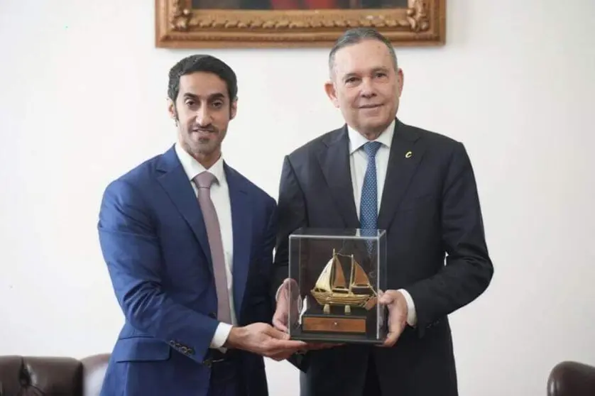 A la izquierda el embajador emiratí en Colombia y el presidente del Senado. (WAM)