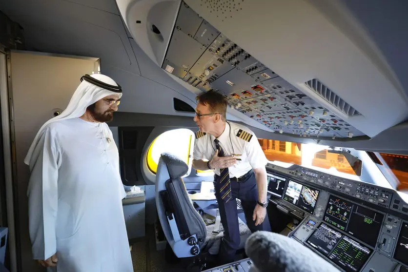 Un piloto de Emirates comparte con el gobernante de Dubai las características del A350. (WAM)