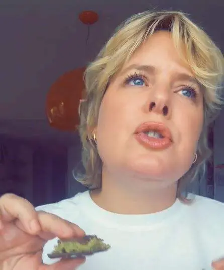 La presentadora durante su degustación del chocolate. (TikTok)