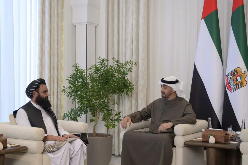 El presidente de EAU junto al embajador afgano en Abu Dhabi. (WAM)