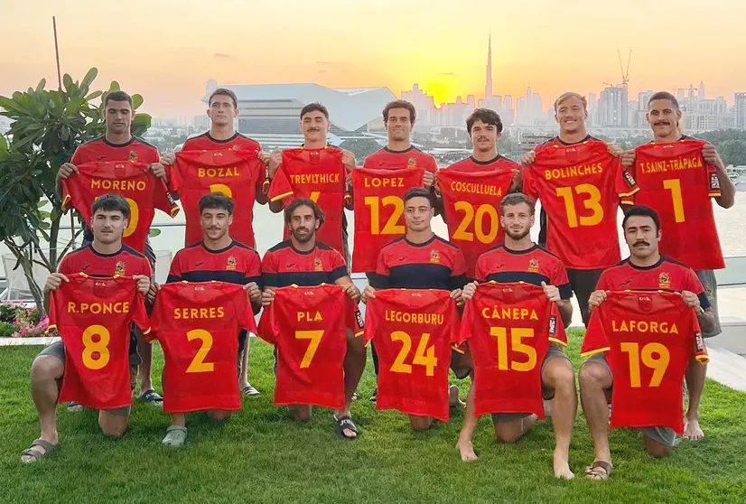 La selección española de rugby 7, fotografiada con el skyline de Dubai como telón de fondo. (@ferugby)