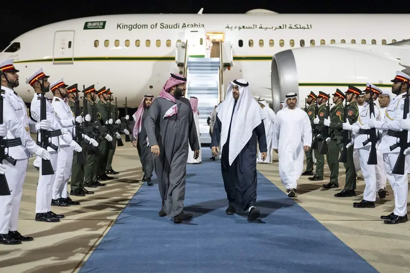 El presidente de EAU recibe al príncipe heredero saudí en Al Ain. (WAM)