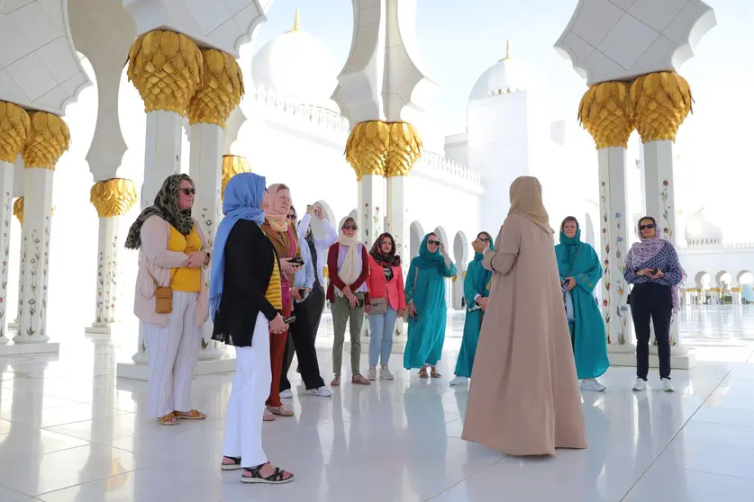 Una imagen de visitantes en la Gran Mezquita Jeque Zayed. (WAM)