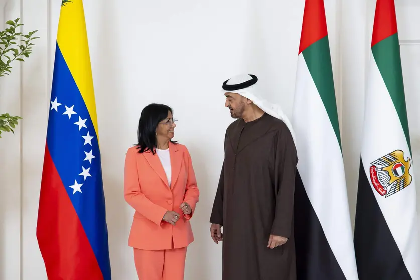 El presidente de EAU junra a la vicepresidenta de Venezuela. (WAM)