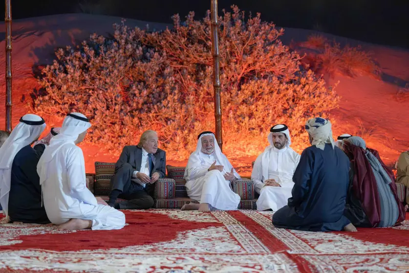 En el centro de la imagen, el gobernante de Sharjah durante el Festival de Teatro. (WAM)