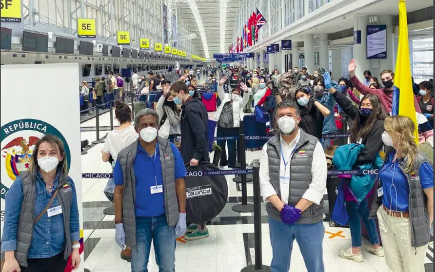 Detalle de la portada de ORBIS donde aparecen integrantes del staf del Consulado General de Bogotá en Chicago en el año 2020 durante la salida del vuelo humanitario que organizaron para evacuar a 176 nacionales durante la pandemia. (Patricia Mogollón)