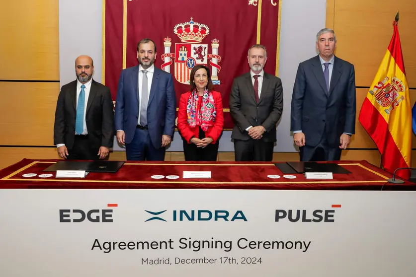 Imagen de la firma del acuerdo para la 'joint venture' entre Indra y Edge Group. (WAM)
