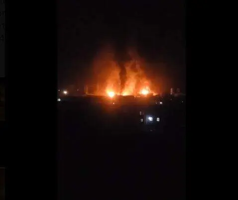 Una captura de pantalla de los vídeos difundidos de los ataques israelíes en Yemen. (X)