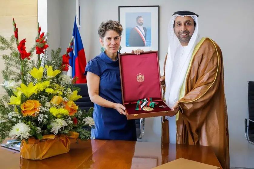 La ministra chilena recibe la medalla de manos del embajador de EAU. (WAM)