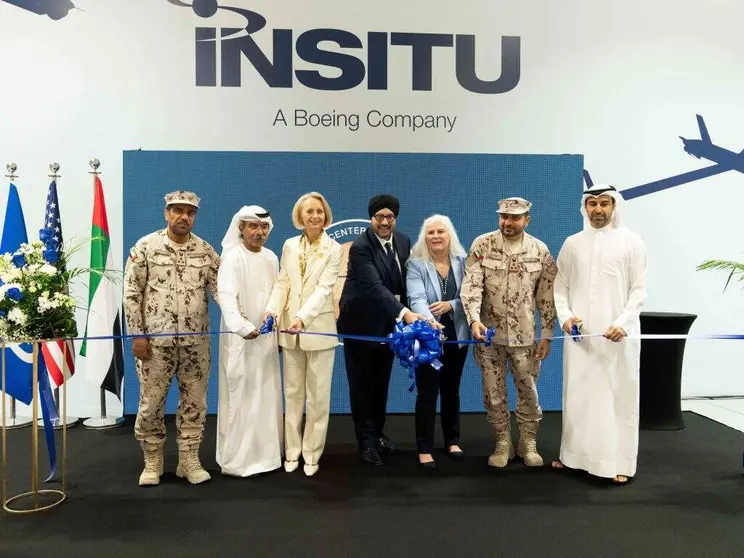 De izquierda a derecha: General de Brigada Yacoub Yousef Al Hammadi, director de la Dirección de Seguridad y Licencias Industriales, Juma Al Dhaheri, director ejecutivo de Boeing Aerospace Middle East Limited, la embajadora de EEUU en Emiratos, Martina Strong,  Kuljit Ghata-Aura, presidente de Boeing Medio Oriente, Turquía, África y Asia Central, Diane Rose, directora ejecutiva de Insitu, el general de brigada Mohmmed Ali Mohammed Al Sumaiti, Fuerza Terrestre de EAU y Majed Al Shamsi, director de Programas Económicos, Consejo de Tawazun. (Insitu)